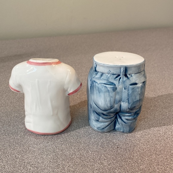 Salt and Pepper shakers. - Picture 4 of 10